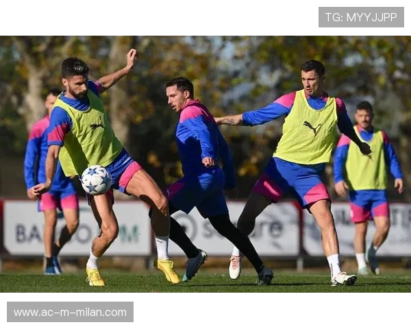 佛罗伦萨边路组合在训练场疯狂加练传切